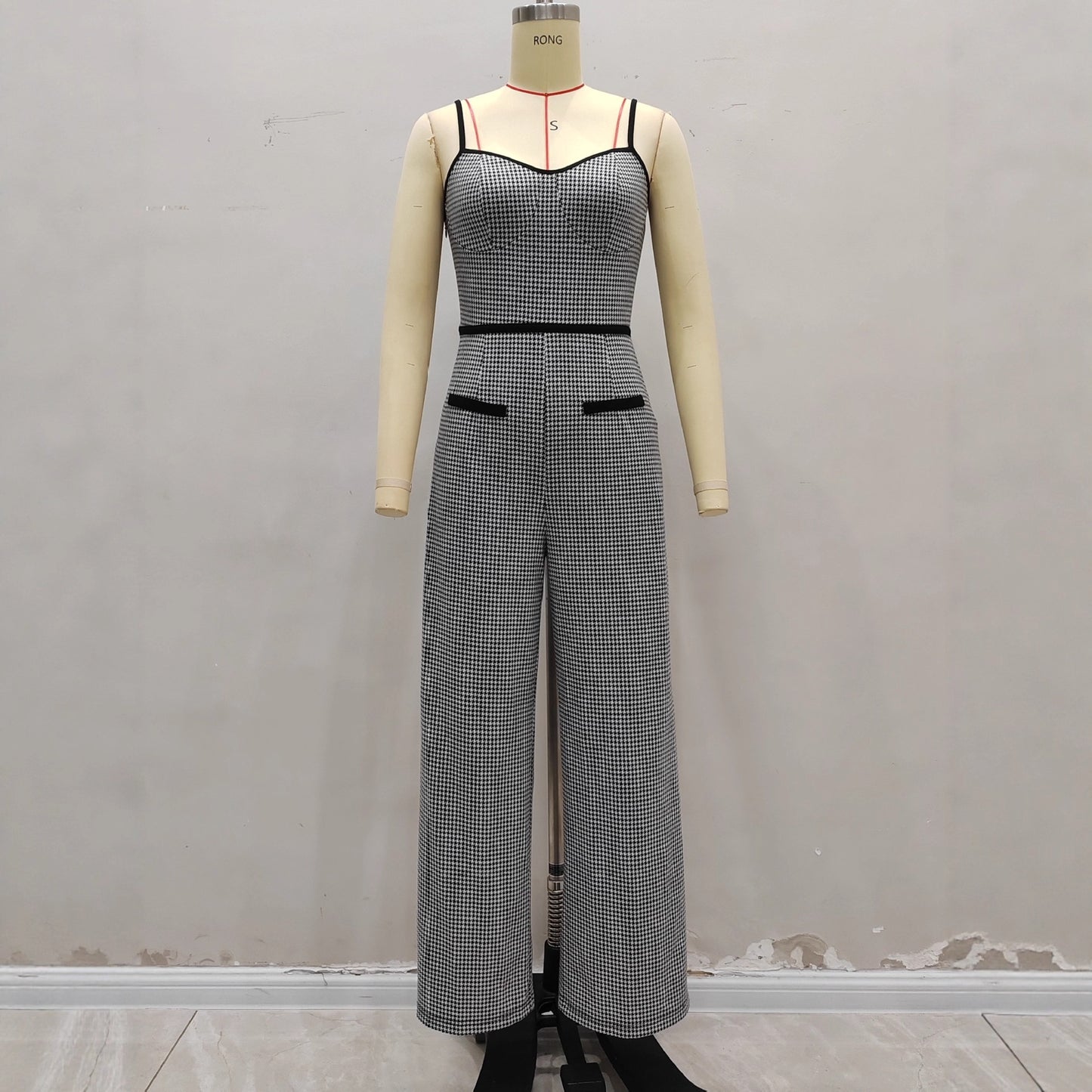 Eleganter, taillierter Damen-Jumpsuit mit seitlichem Reißverschluss und farblich abgesetzten Details