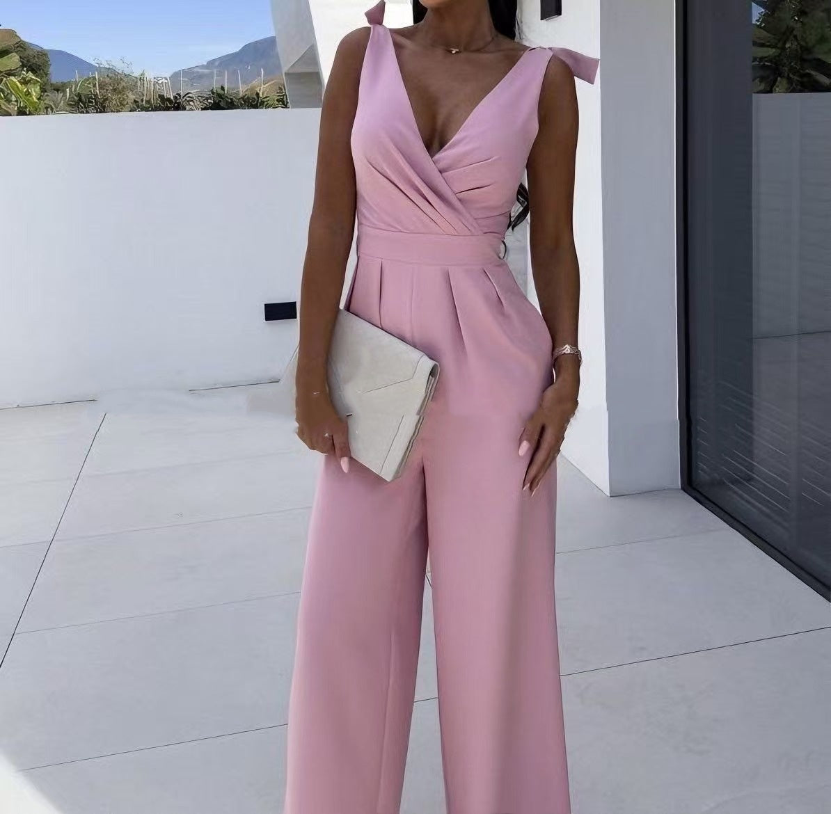Ärmelloser langer Jumpsuit mit V-Ausschnitt und durchgehend fester Farbe