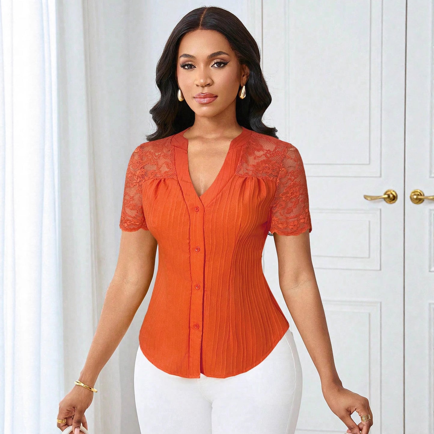 Haut polyvalent à manches courtes avec broderie ajourée et boutonnage simple, coupe slim
