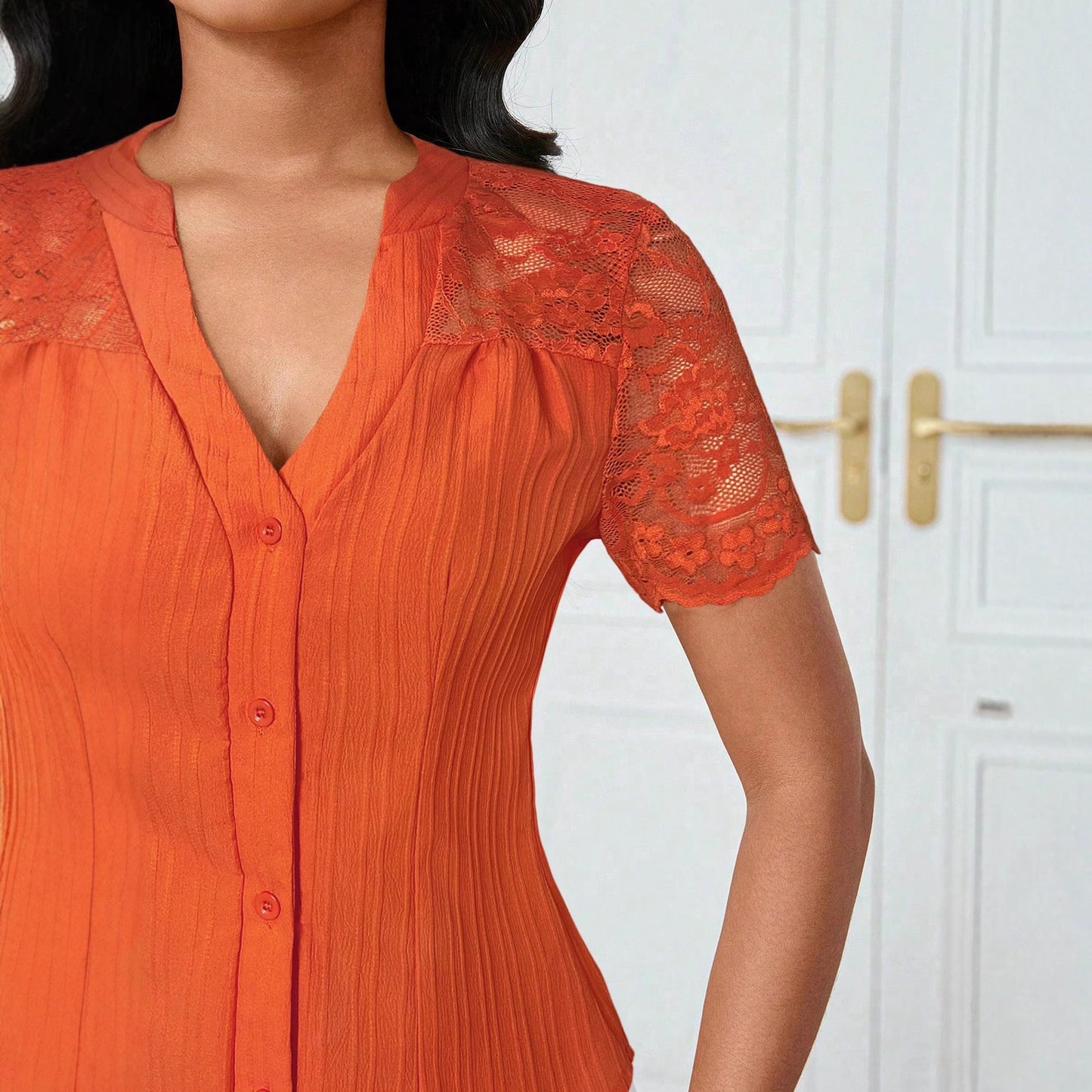 Haut polyvalent à manches courtes avec broderie ajourée et boutonnage simple, coupe slim