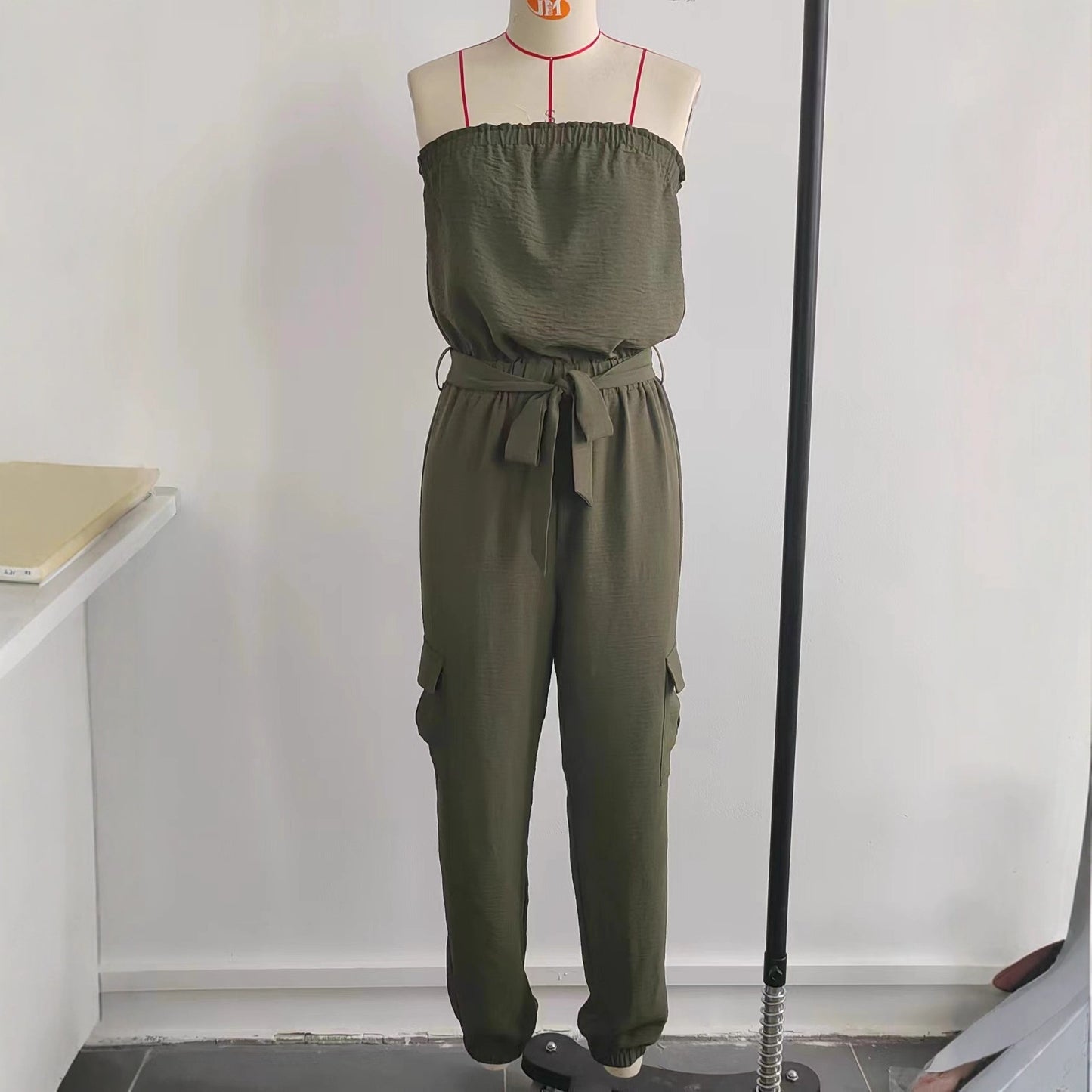 Trägerloser lässiger Overall für Damen mit Taschen