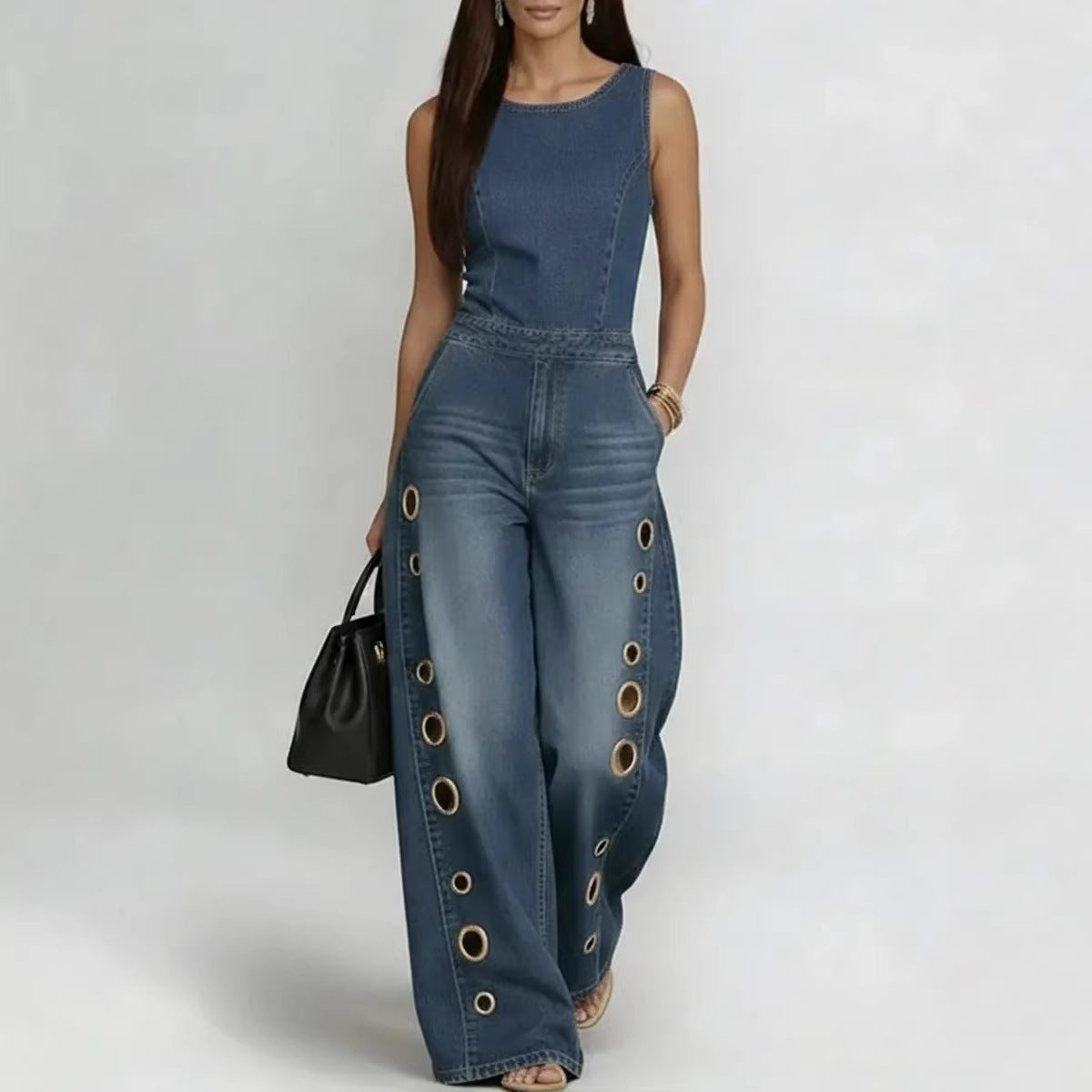 Hochgeschnittener lockerer Jeans-Jumpsuit mit Cut-Outs und Metalldetails
