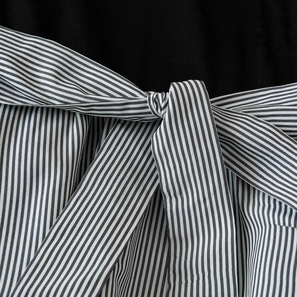V-Ausschnitt Hochtailliertes Schwarz-weißes Patchwork-Kleid