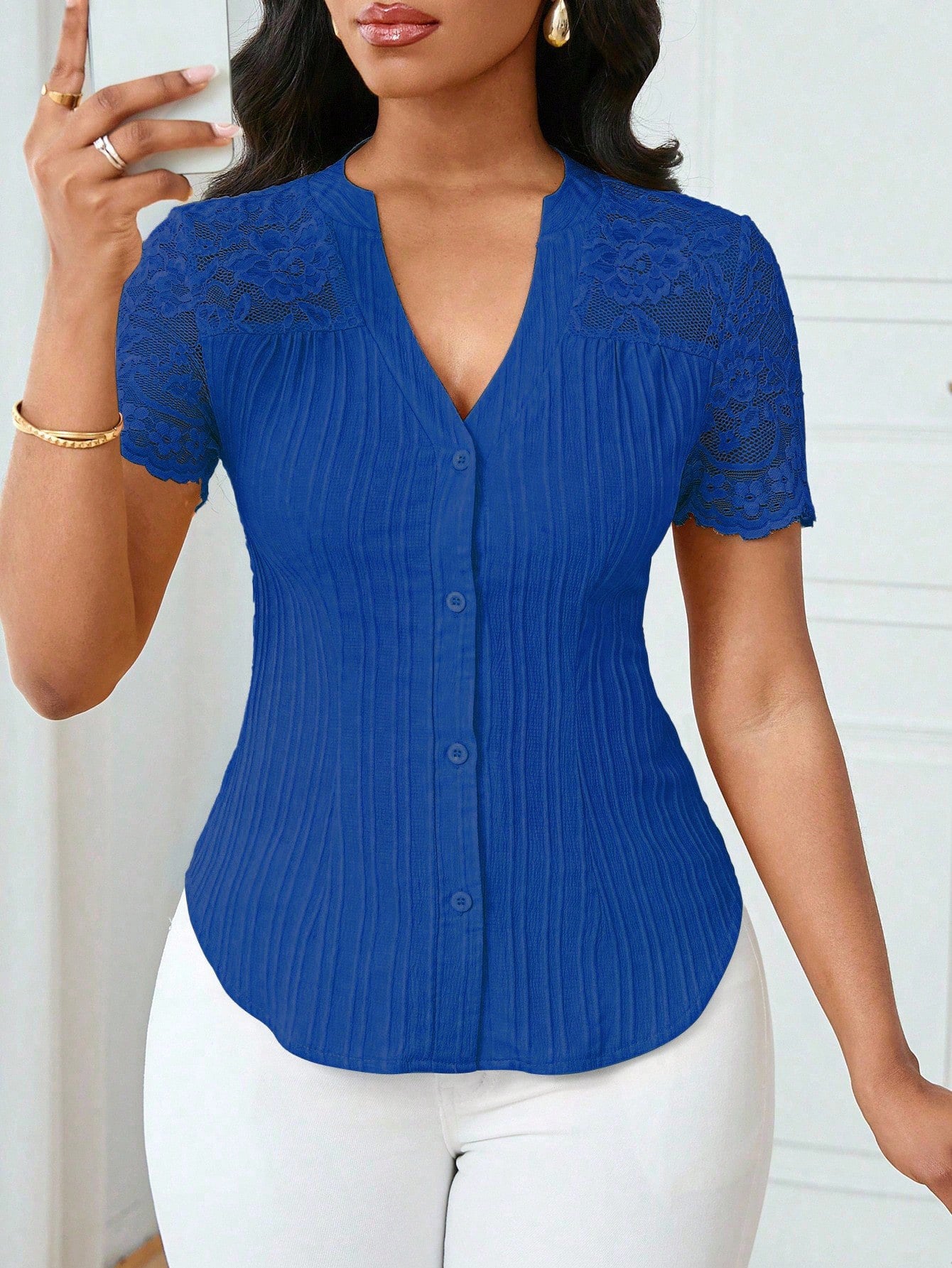 Haut polyvalent à manches courtes avec broderie ajourée et boutonnage simple, coupe slim