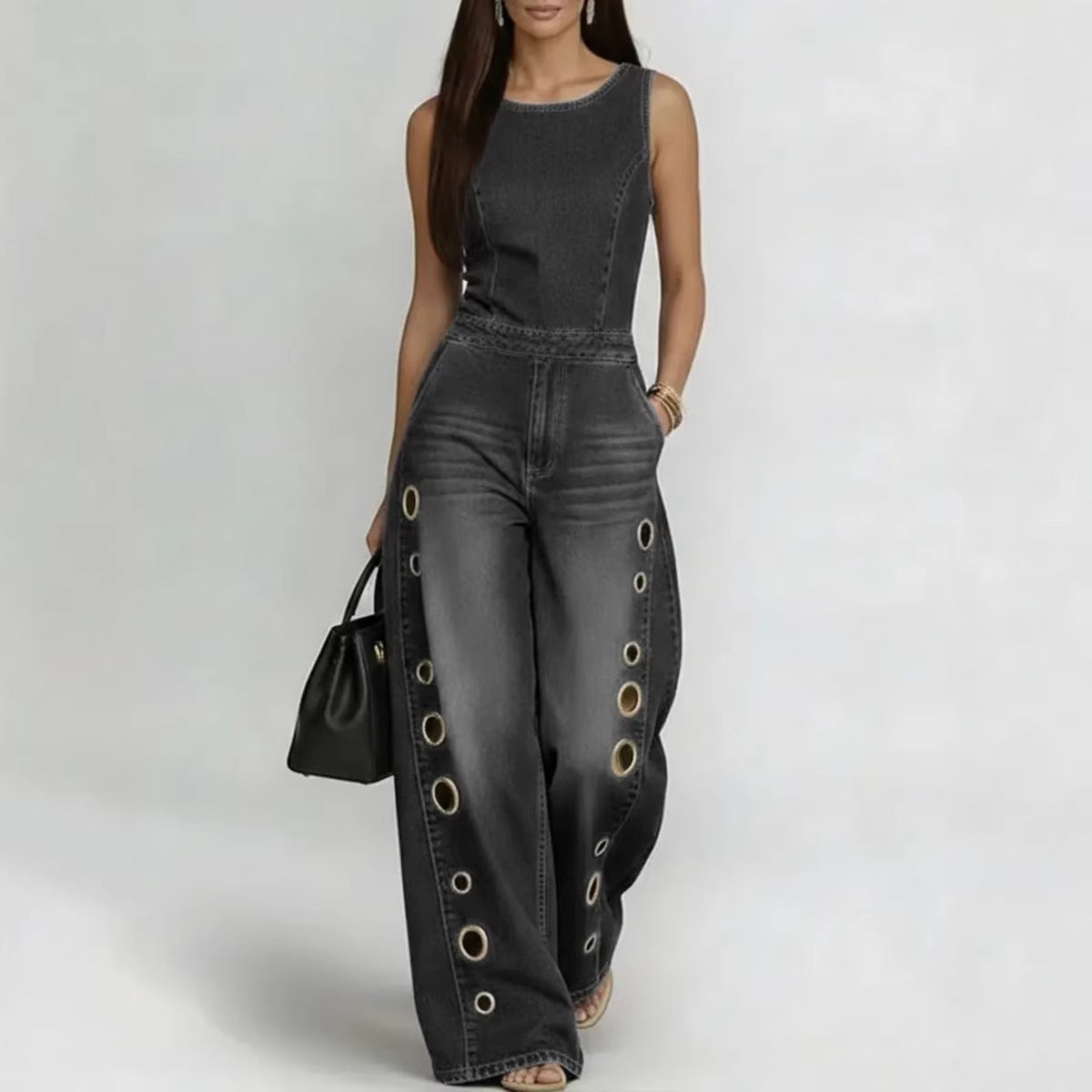Hochgeschnittener lockerer Jeans-Jumpsuit mit Cut-Outs und Metalldetails
