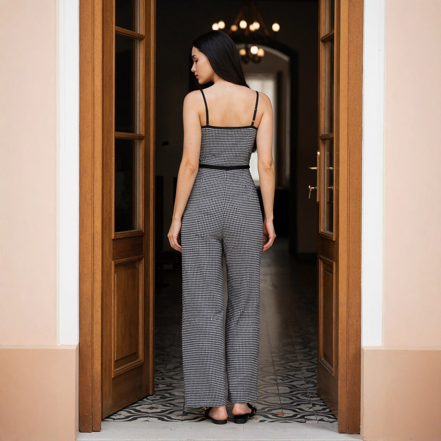 Eleganter, taillierter Damen-Jumpsuit mit seitlichem Reißverschluss und farblich abgesetzten Details