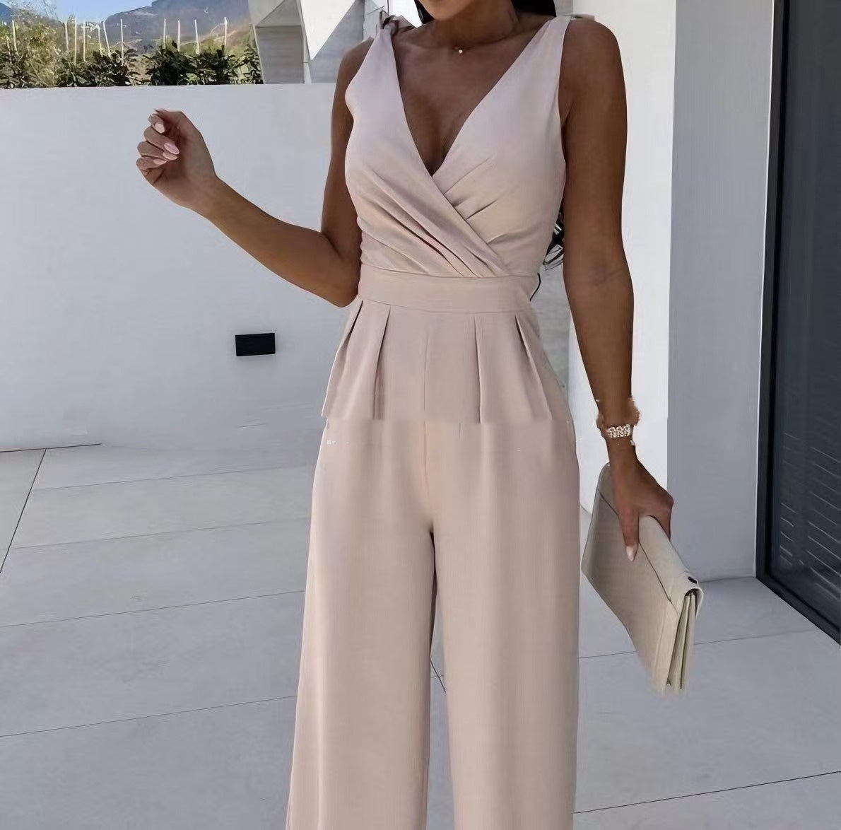 Ärmelloser langer Jumpsuit mit V-Ausschnitt und durchgehend fester Farbe