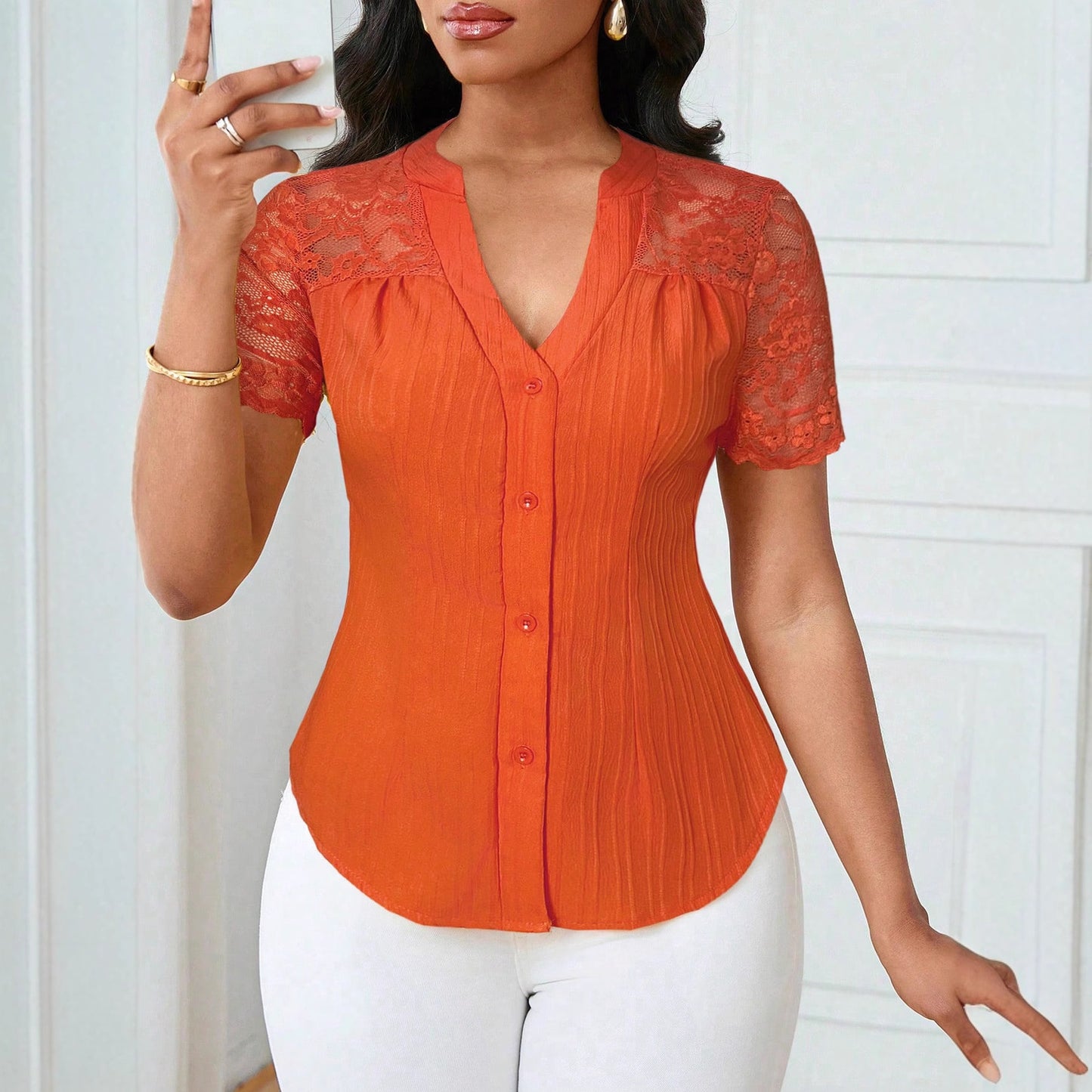 Haut polyvalent à manches courtes avec broderie ajourée et boutonnage simple, coupe slim