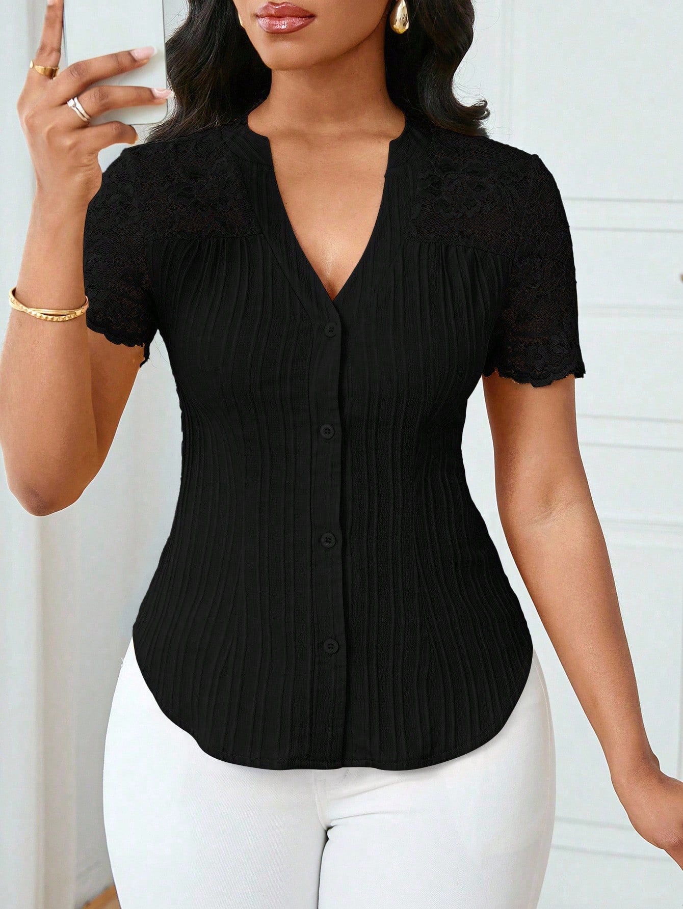 Haut polyvalent à manches courtes avec broderie ajourée et boutonnage simple, coupe slim