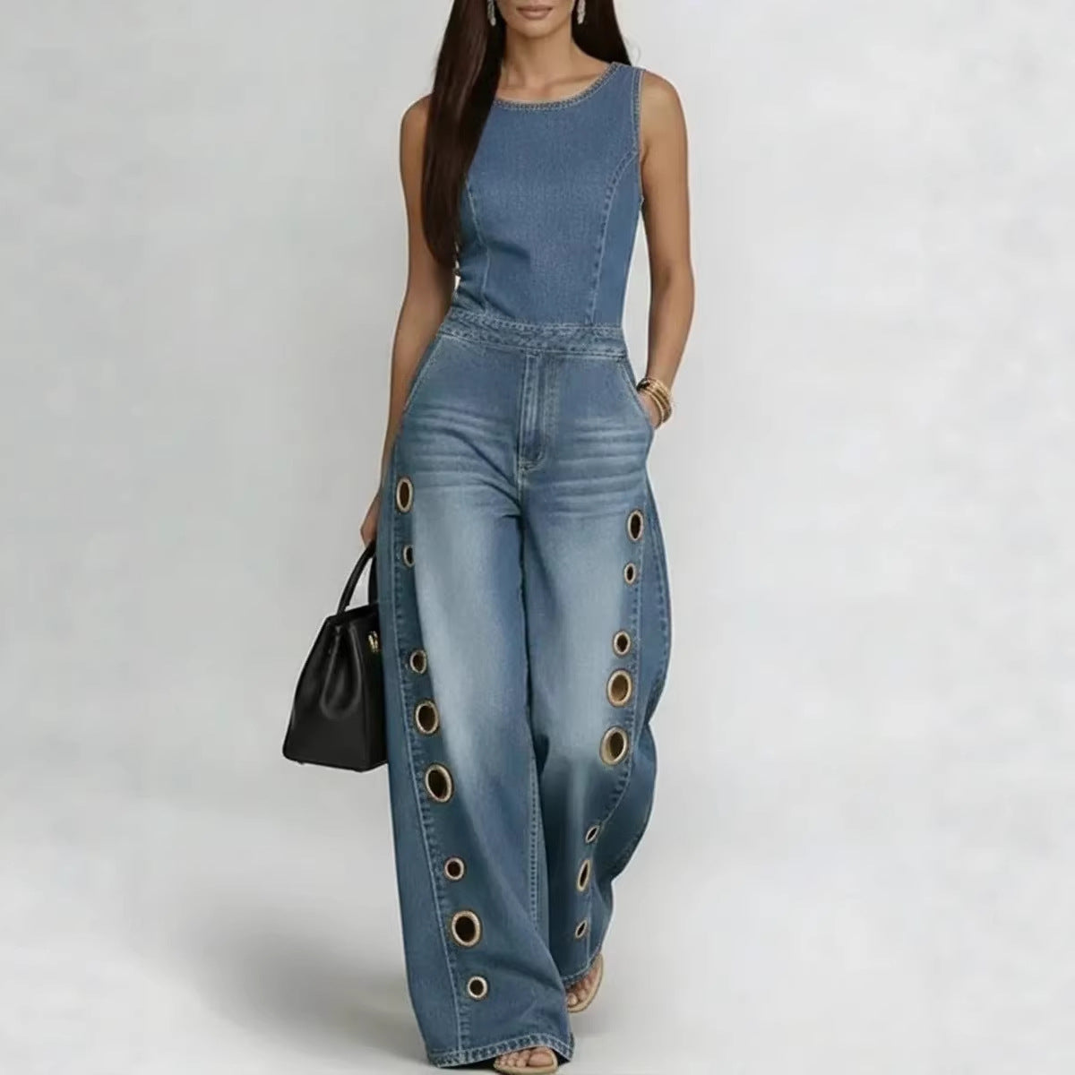 Hochgeschnittener lockerer Jeans-Jumpsuit mit Cut-Outs und Metalldetails