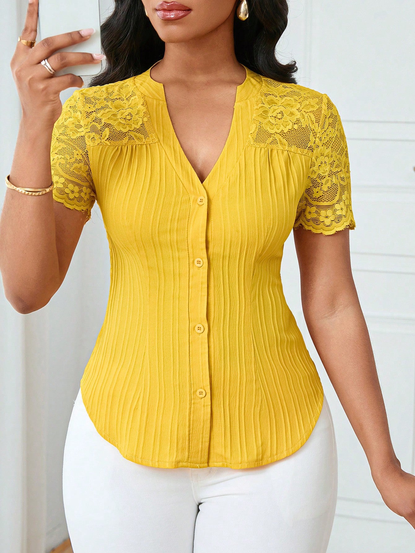 Haut polyvalent à manches courtes avec broderie ajourée et boutonnage simple, coupe slim