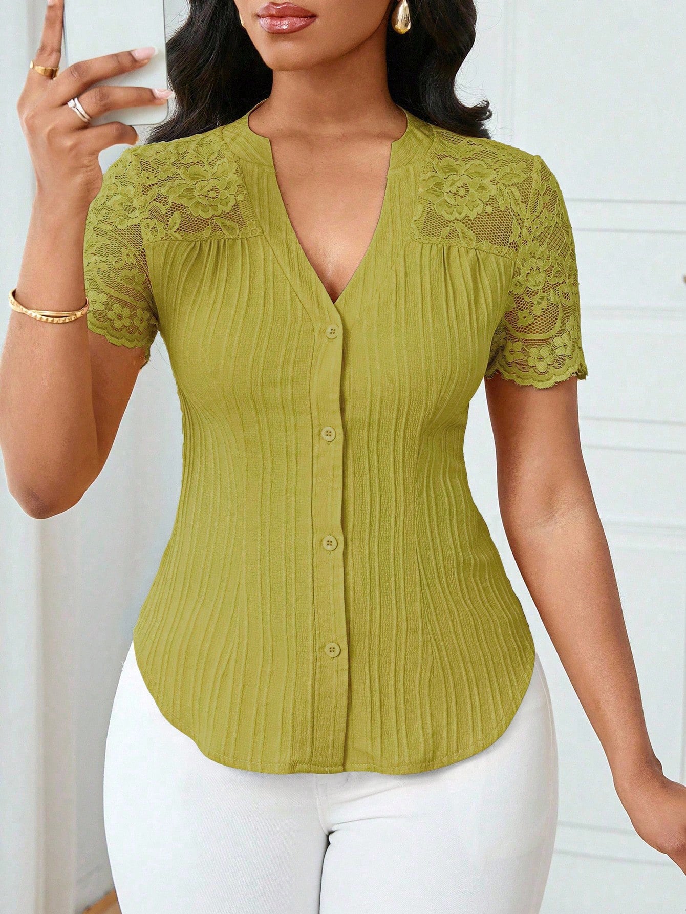 Haut polyvalent à manches courtes avec broderie ajourée et boutonnage simple, coupe slim