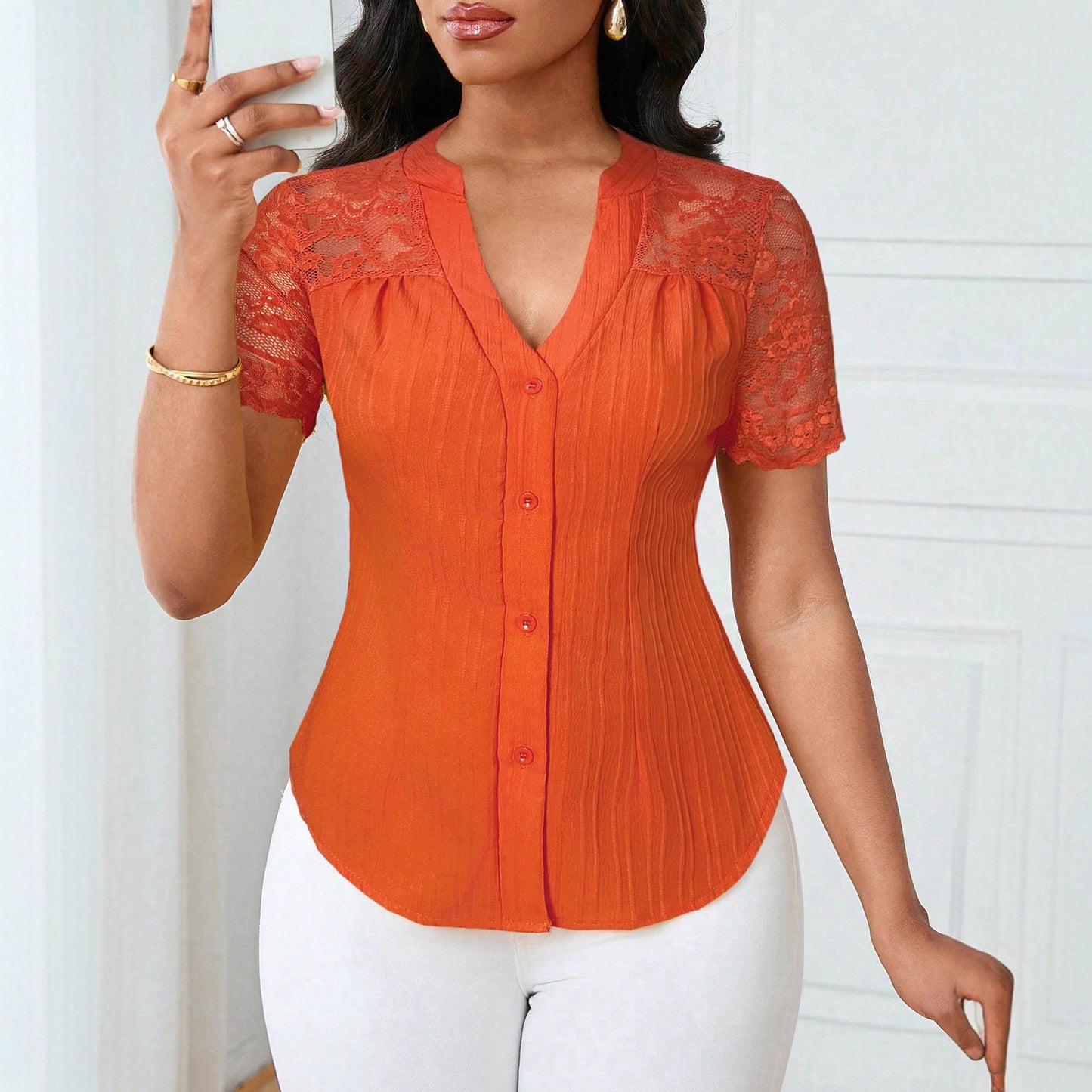 Haut polyvalent à manches courtes avec broderie ajourée et boutonnage simple, coupe slim