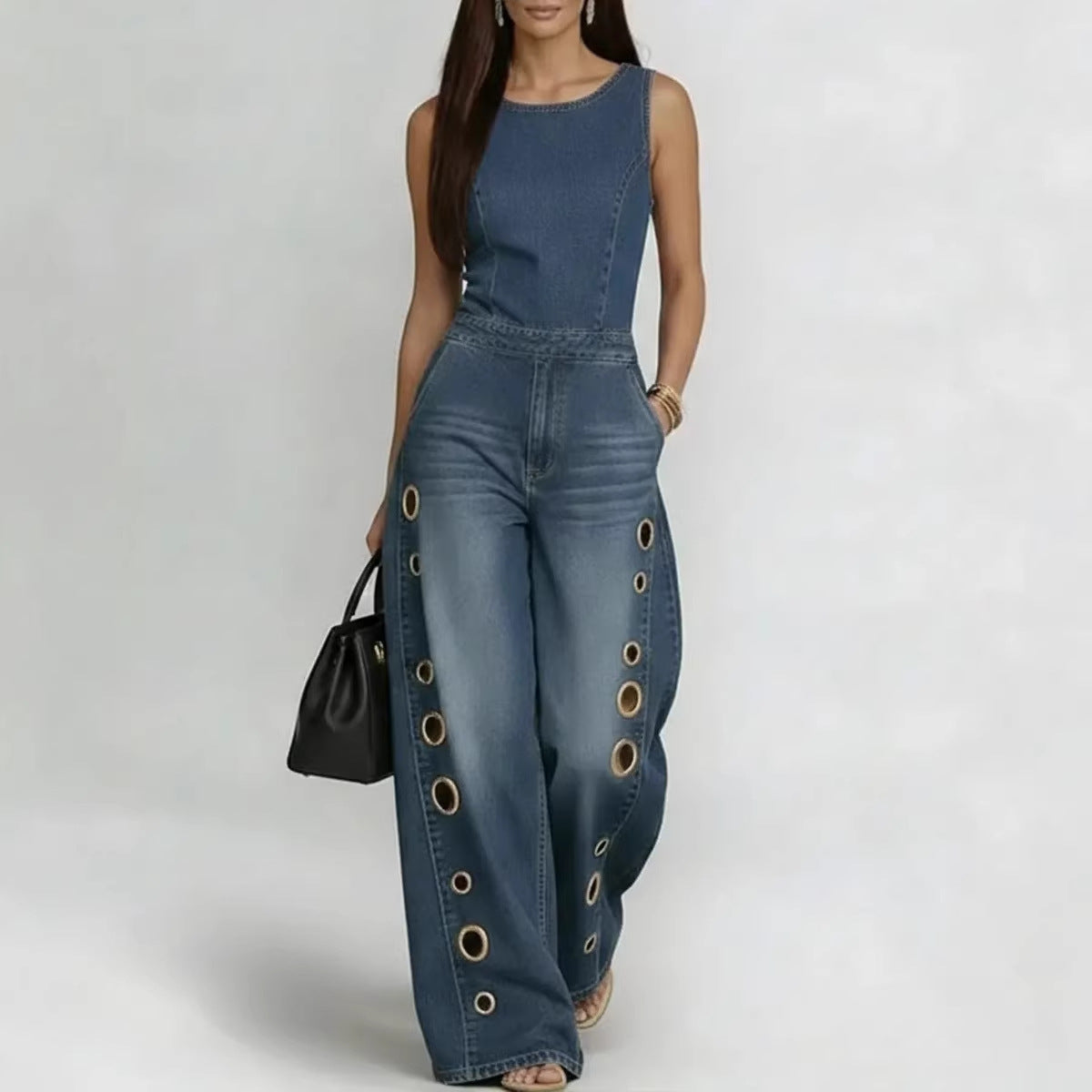 Hochgeschnittener lockerer Jeans-Jumpsuit mit Cut-Outs und Metalldetails