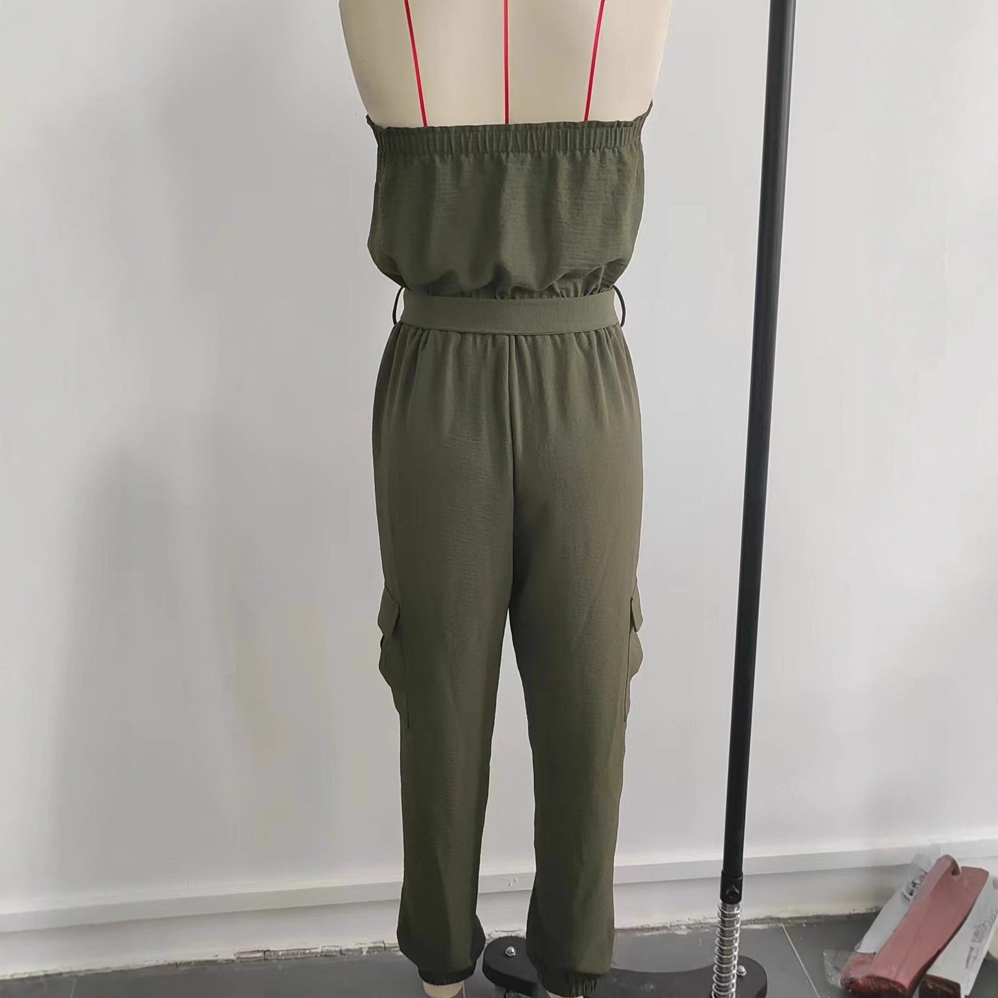 Trägerloser lässiger Overall für Damen mit Taschen