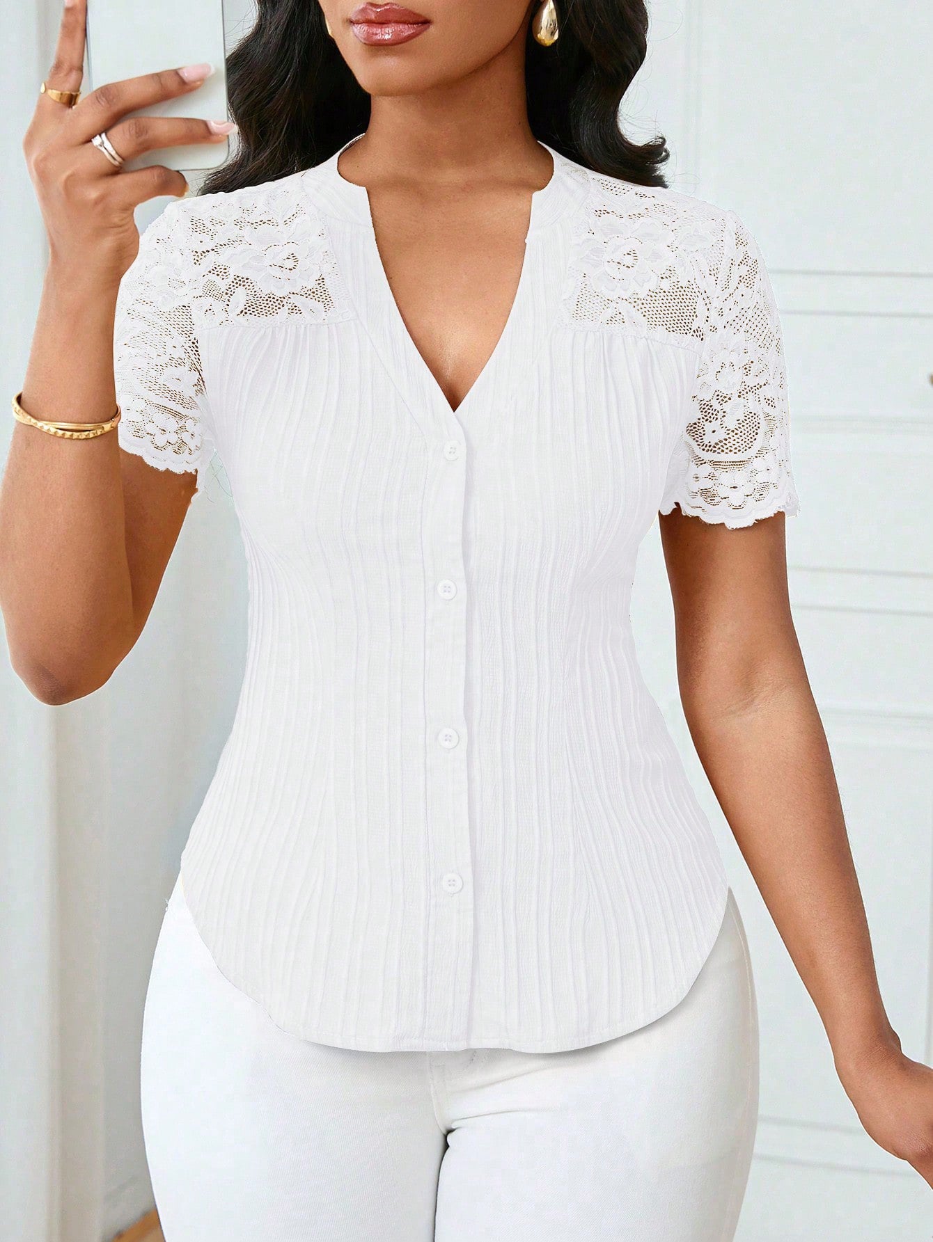 Haut polyvalent à manches courtes avec broderie ajourée et boutonnage simple, coupe slim