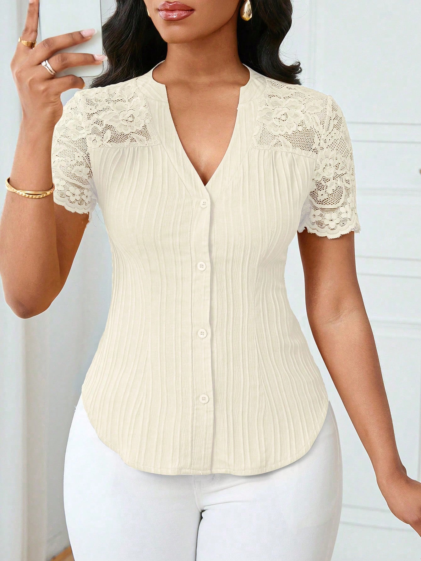 Haut polyvalent à manches courtes avec broderie ajourée et boutonnage simple, coupe slim