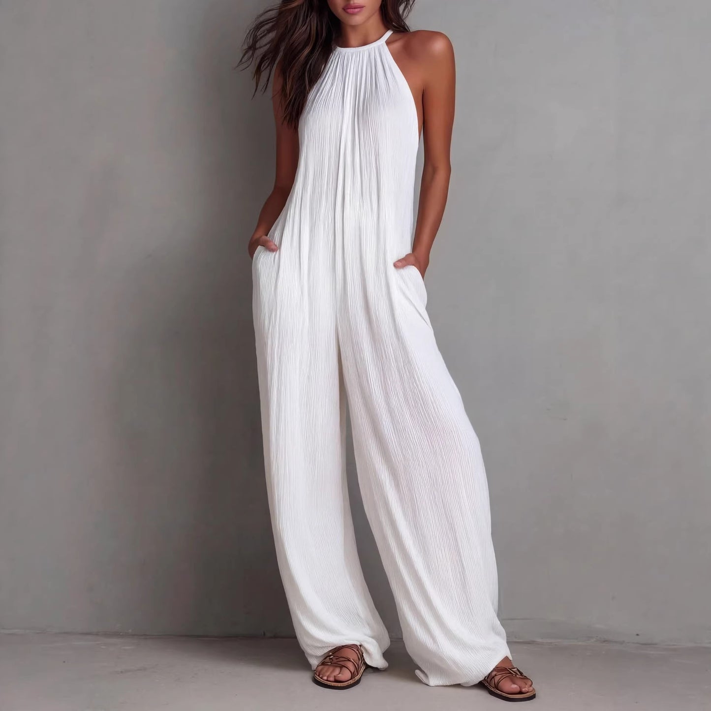 Weißer, plissierter Jumpsuit im Resort-Stil mit offener Rückenpartie und weitem Bein