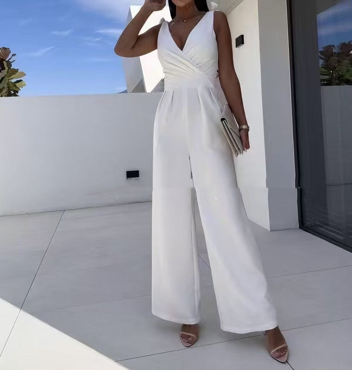 Ärmelloser langer Jumpsuit mit V-Ausschnitt und durchgehend fester Farbe