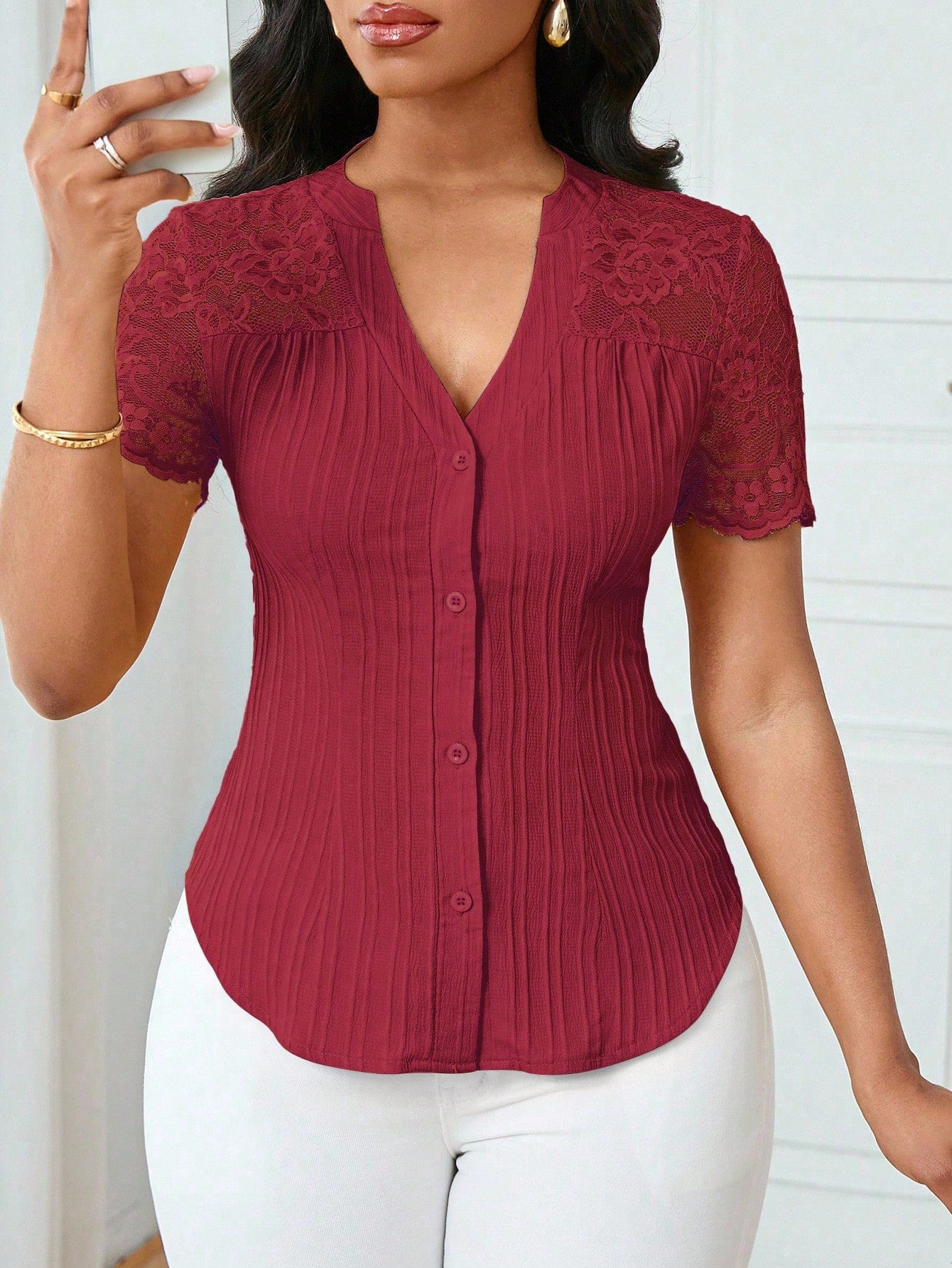 Haut polyvalent à manches courtes avec broderie ajourée et boutonnage simple, coupe slim