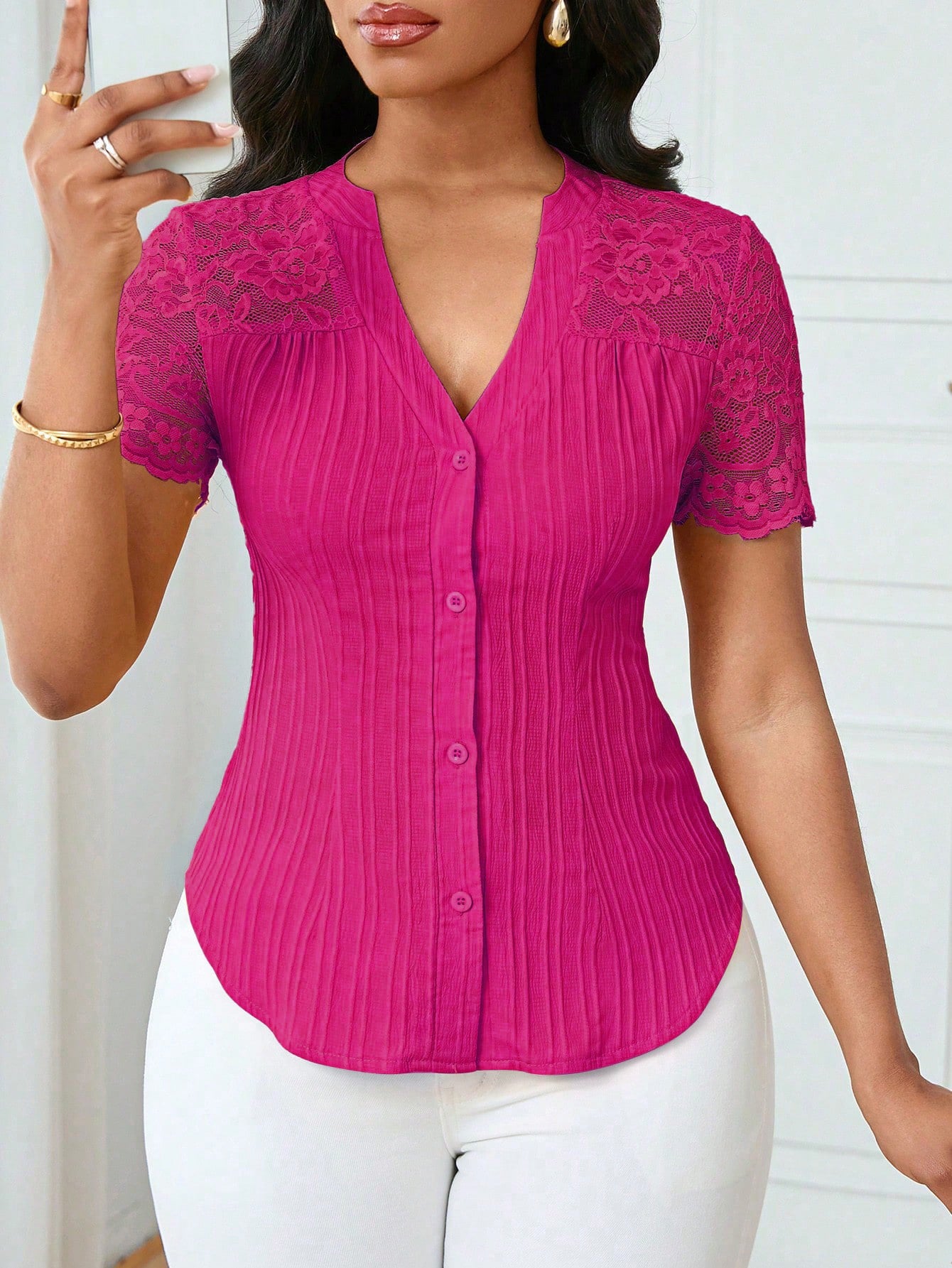 Haut polyvalent à manches courtes avec broderie ajourée et boutonnage simple, coupe slim