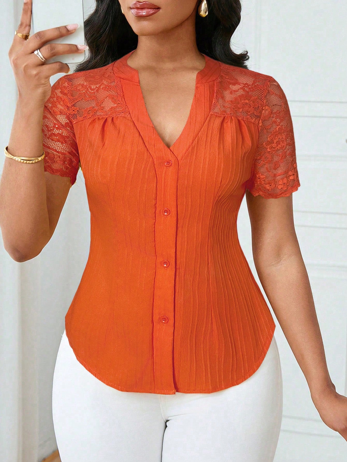 Haut polyvalent à manches courtes avec broderie ajourée et boutonnage simple, coupe slim